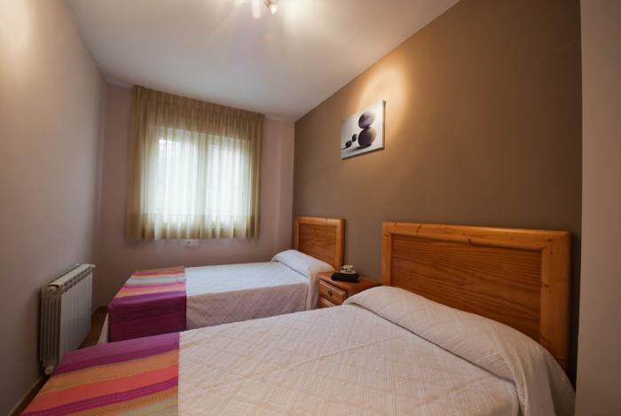 Apartamentos VIDA Corcubion - dormitorio dos camas