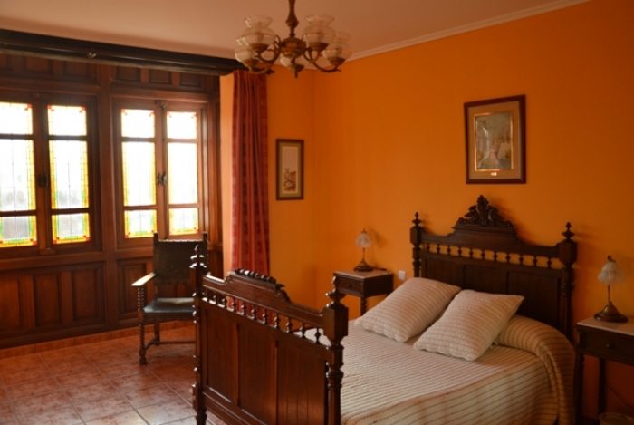 <p>HABITACIÓN SUPERIOR CON BONITAS VIDRIERAS, GALERÍA Y BONITAS VISTAS A LA MONTAÑA</p>
